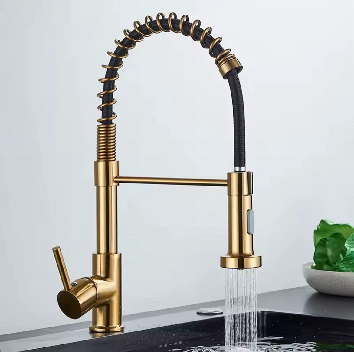 Robinet cuisine or brossé orientable avec jet double pour évier profond