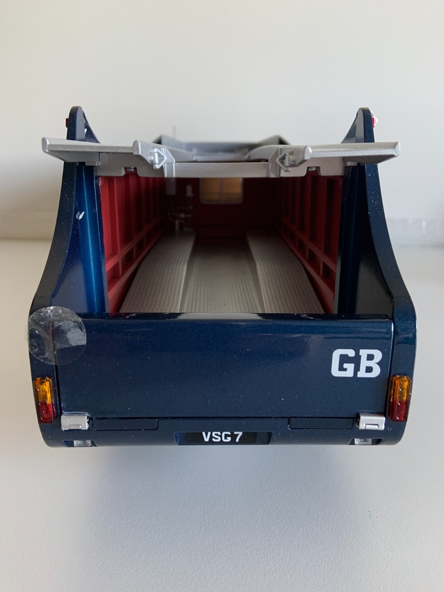 Transportador de tres autos CMR 1:18 Commer TS3 Ecurie Transportador de tres autos CMR 1:18 Commer TS3 Ecurie
