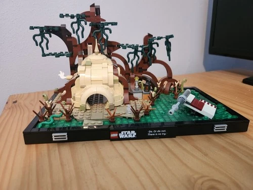 LEGO Star Wars: Dagobah Jedi Training Diorama (75330)