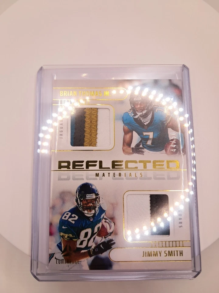 2025 Luminancia Reflejada Materiales Oro 44/50 Brian Thomas Jr & Jimmy Smith Foto 3 de 4