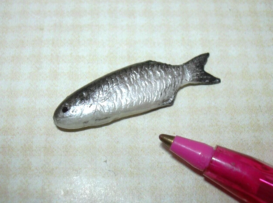 TOWN SQUARE MINIATURES Miniature MEDIUM GRAY Fish "TYPE B" (1 and 5/16" Long) DOLLHOUSE 1:12