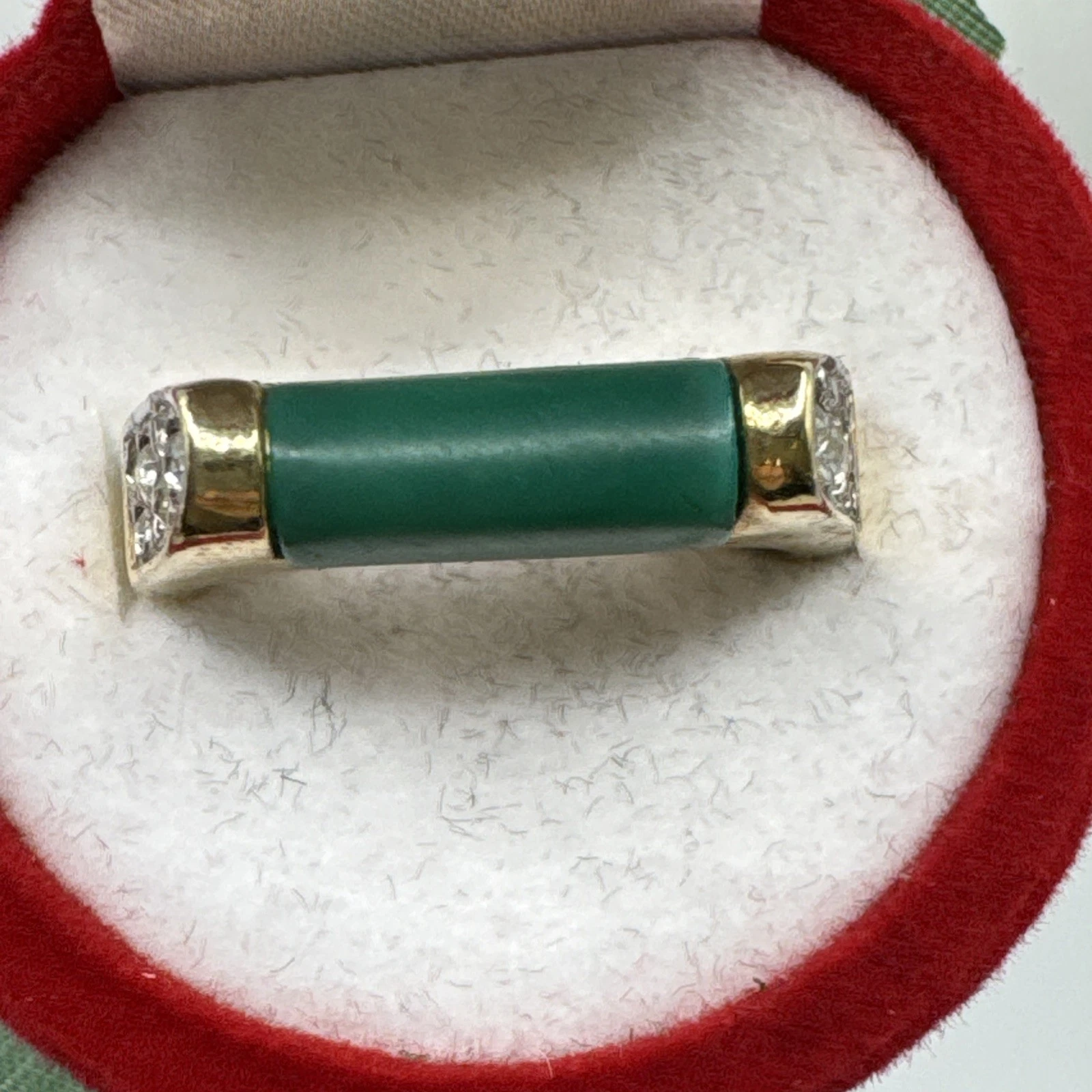 Bague vintage fantaisie avec strass et pierre verte. Taille 54.