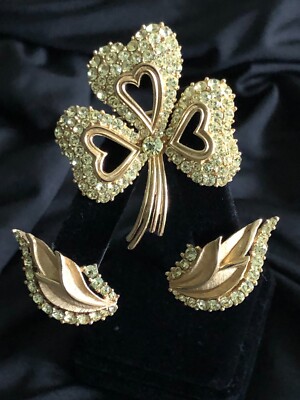 TRIFARI GOLDTONE LIGHT GREEN RHINESTONE CLOVER HEART BROOCH & MATCHING EARRINGS