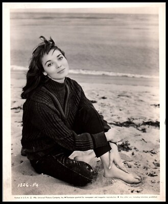 ELSA MARTINELLI MALIBU BEACH SEDUCTIVE POSE 1956 STUNNING PORTRAIT Photo 701
