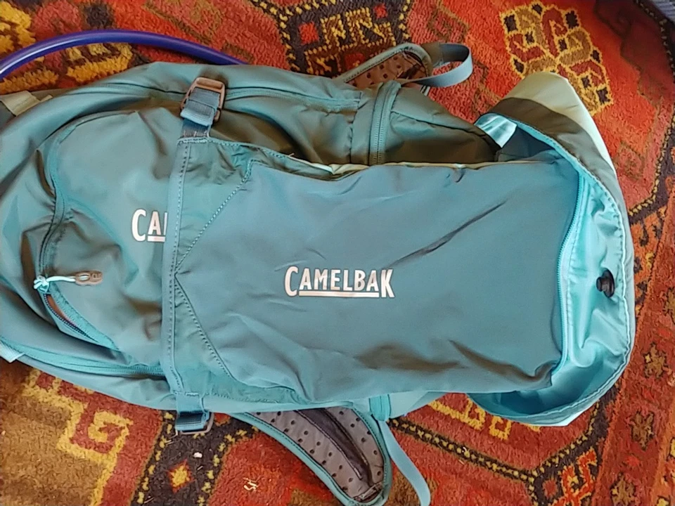 Camelbak L.U.X.E. Paquete de hidratación LR 100 OZ verde azulado y cian NUEVA CUBIERTA DE LLUVIA  Foto 3 de 4