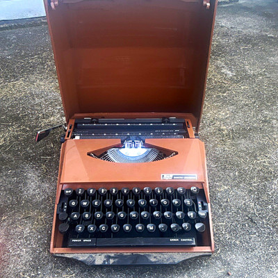 Smith-Corona Super-G Portable Manual Typewriter with Carrying Case