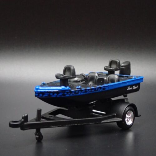 BASS BOAT ON TRAILER w/ HITCH 1:64 SCALE DIORAMA COLLECTIBLE DIECAST MODEL BOAT - Afbeelding 1 van 9