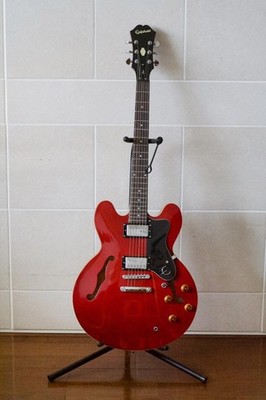 Good condition Epiphone DOT CH semi-acoustic guitar @hard case included
