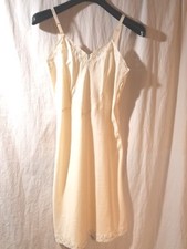 Vintage 60  s Cream Embroidered Barbizon Taffeta Full Slip Size 14 Lace Trim
