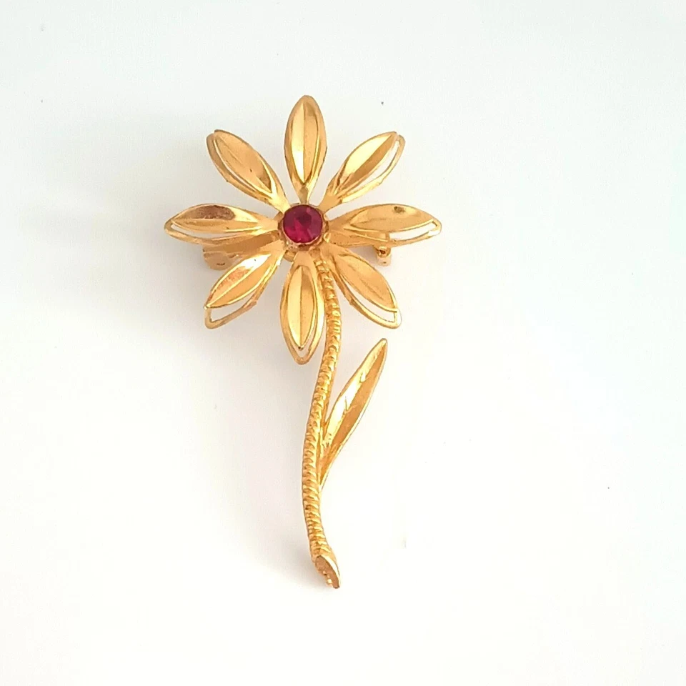 Vintage Long Stem Flower Brooch. Etched Gold Tone 3D Red Rhinestone Center - Image 3 of 4