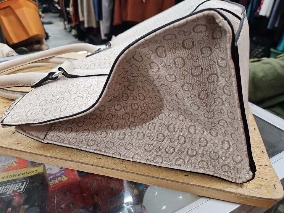 Bolso de mano Guess beige con cremallera Foto 3 de 4