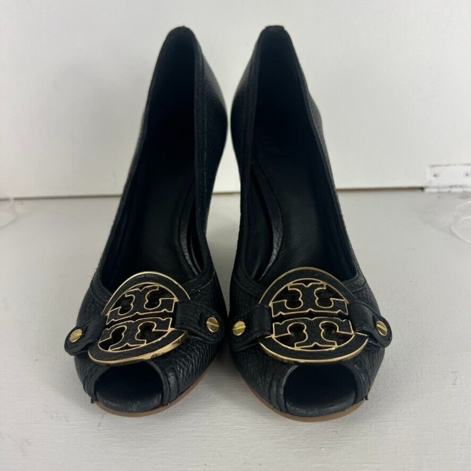 Tory Burch Wedge Pumps Women's Size 9 M Black Gold Leather Logo Peep Toe Wood thumbnail 4
