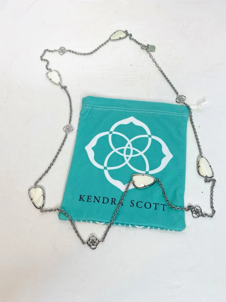 Kendra Scott Kinley Largo Logo Estación Collar Tono Dorado Blanco Madreperla Foto 3 de 4