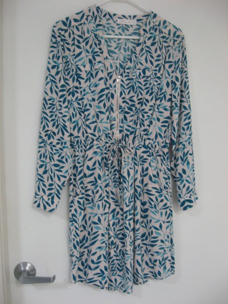 MIRACLE WHITE/TEAL PATTERNED LONG SLEEVE DRESS WITH ZIP UP BODICE+POCKETS SIZE 8