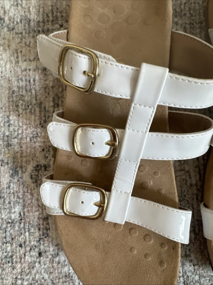 Sandalias cómodas Vionic blancas charol Misa ajustables gancho y bucle deslizables 9 Foto 3 de 4