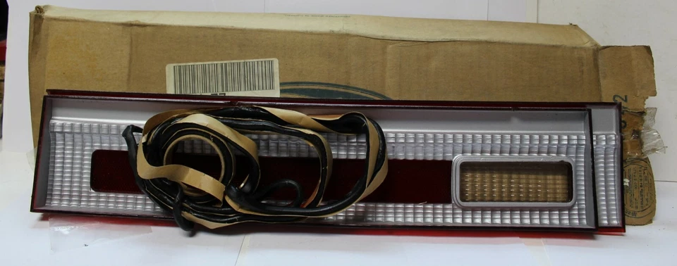 Lente reflectora trasera izquierda Ford OEM con sello E66Y-13A568-D 1986-87 Mercury Topaz SVM50 Foto 3 de 3