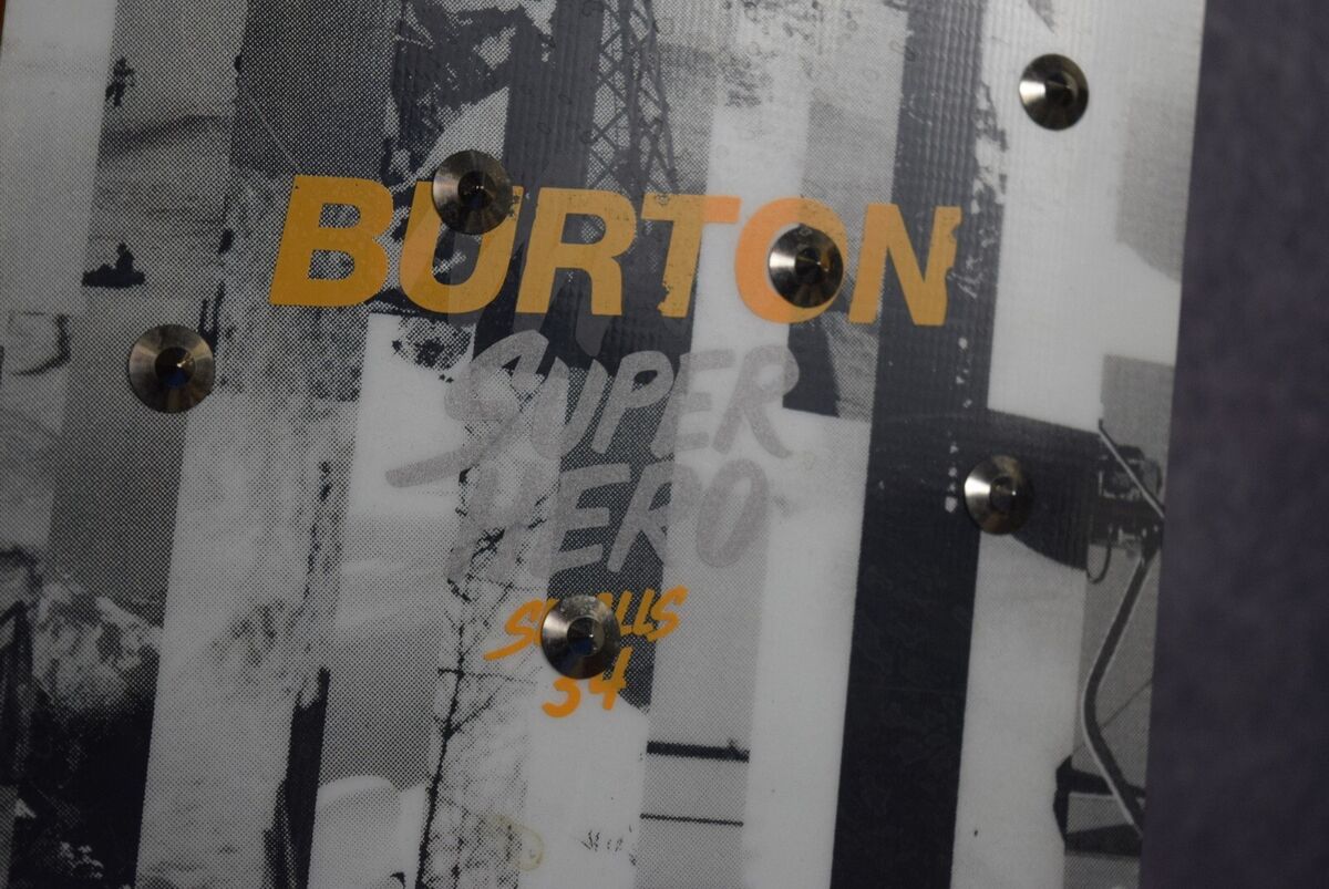 BURTON SUPER HERO SMALLS SNOWBOARD SIZE 134 CM WITH BURTON BURTON SUPER HERO SMALLS SNOWBOARD SIZE 134 CM WITH BURTON