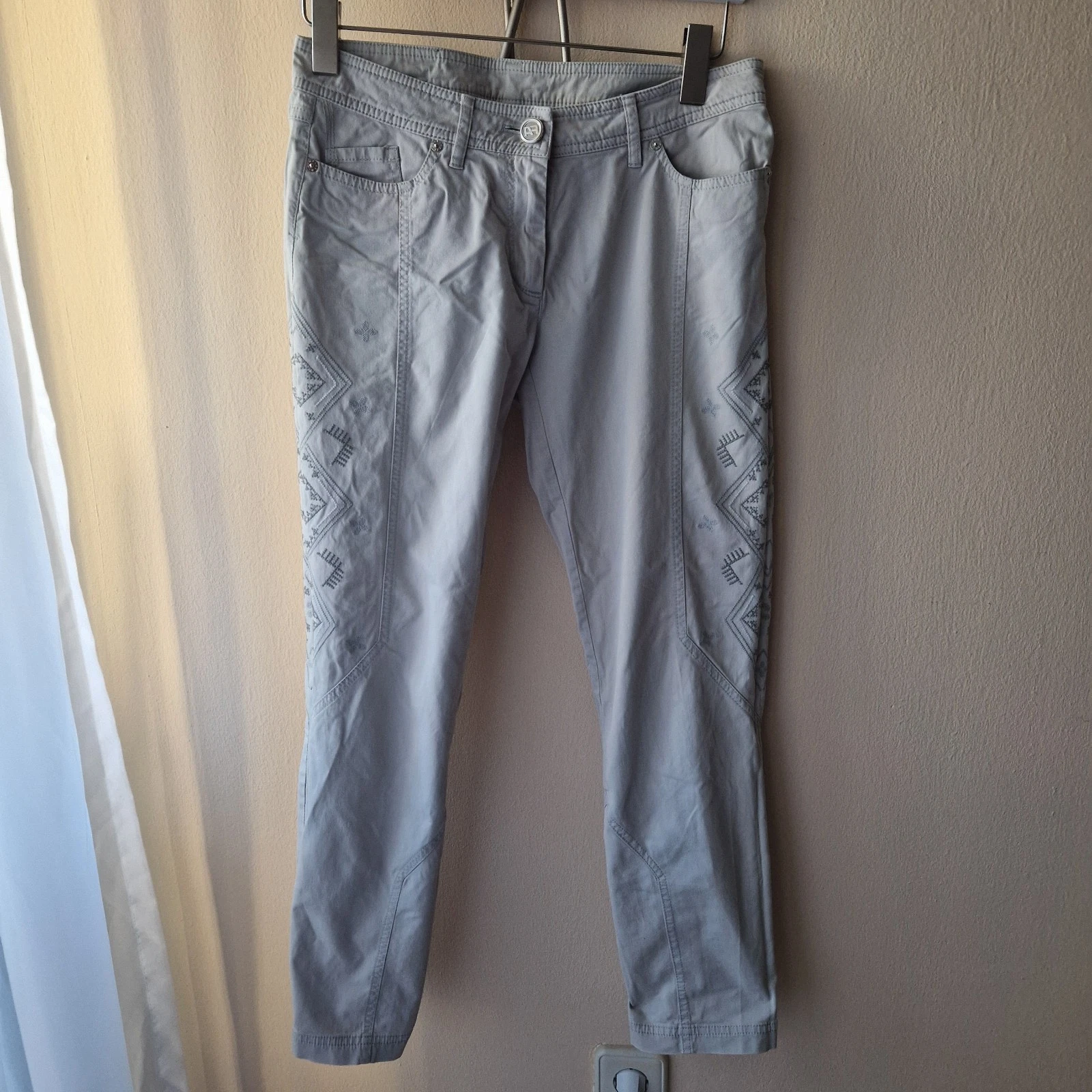 Airfield Luxury Trousers Grey 38 NP 199 Euro
Opens in a new window or tab