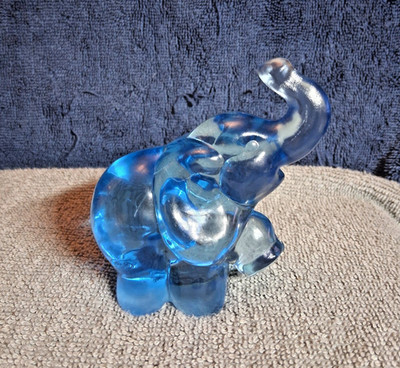 VINTAGE FENTON AQUA MARINE UN-PAINTED GLASS ELEPHANT (Fenton Preferred Second)