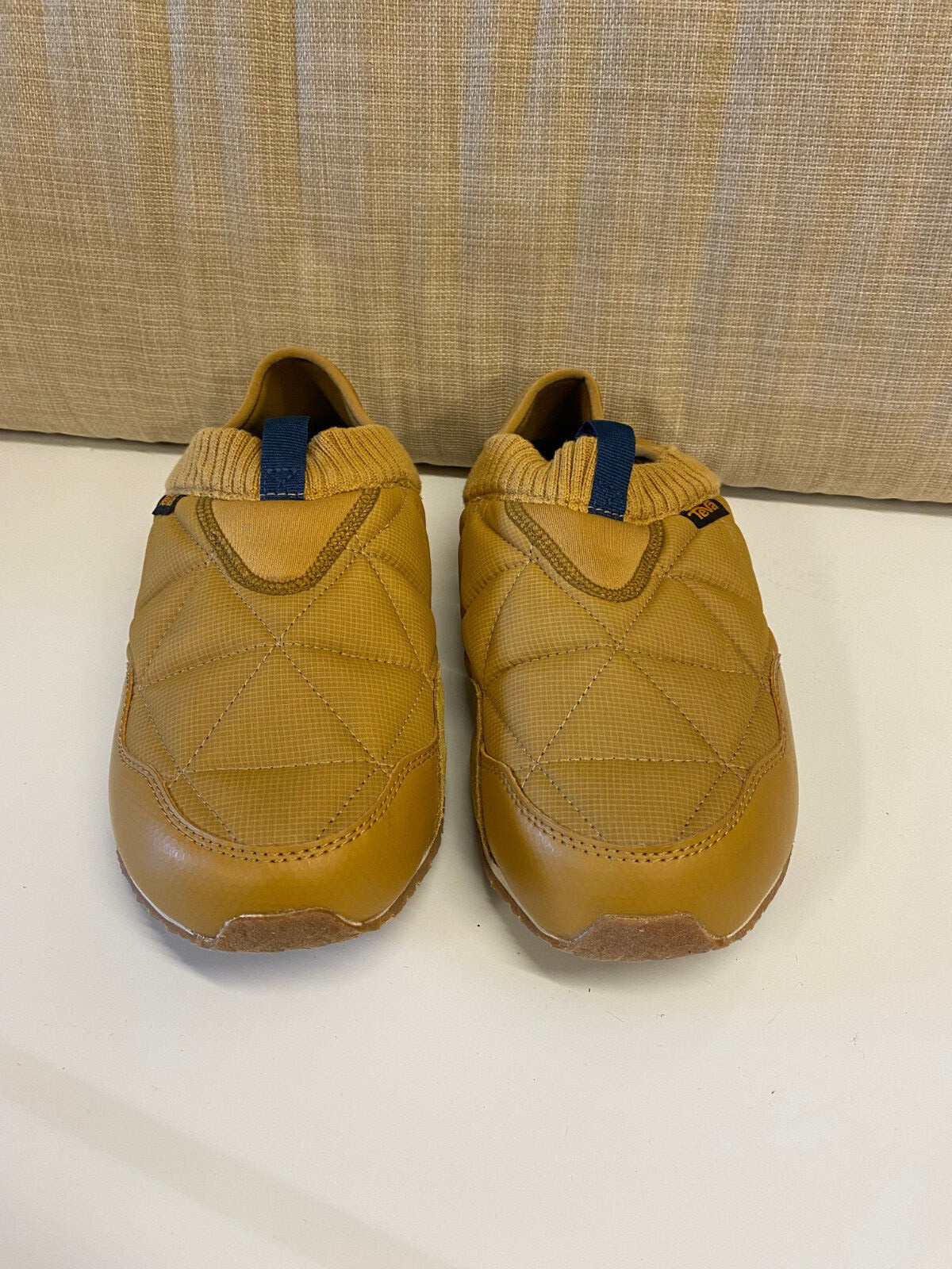 PANTOFOLA D’ORO TEVA Ciabatte Slip On Trapuntate Uomo Ember Moc Medaglione Oro Taglia 9 NUOVE