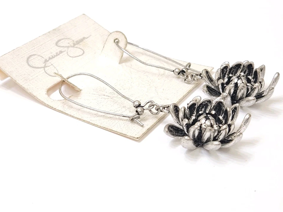 Nuevos pendientes colgantes firmados por Jessica Simpson con flores florales de plata  Foto 2 de 4