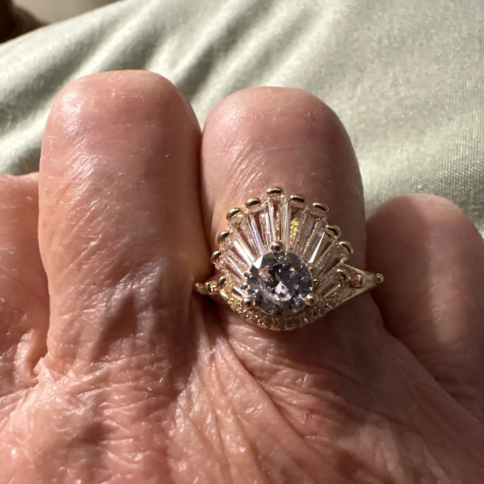 Un diseño tan único en forma de carcasa para este hermoso anillo en una talla 7 Foto 3 de 4