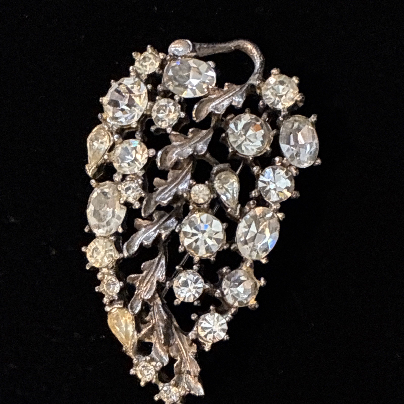 Vintage LISNER Signed Rhinestone Leaf Brooch Silv… - image 1