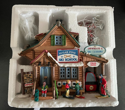 Konvolut LEMAX: Skihaus + 4 Straßenlaternen mit Weihnachtsmannmütze