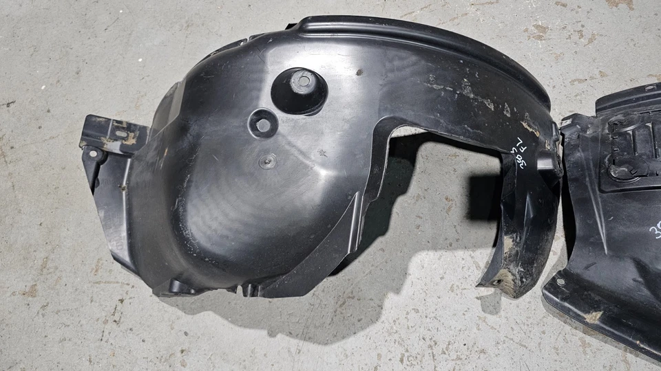 BMW 1 E88 118D 120i MSPORT 2007-2013 ARCO DE RUEDA DELANTERO IZQUIERDO PROTECTOR CONTRA SALPICADURAS MOLDURA Foto 3 de 4