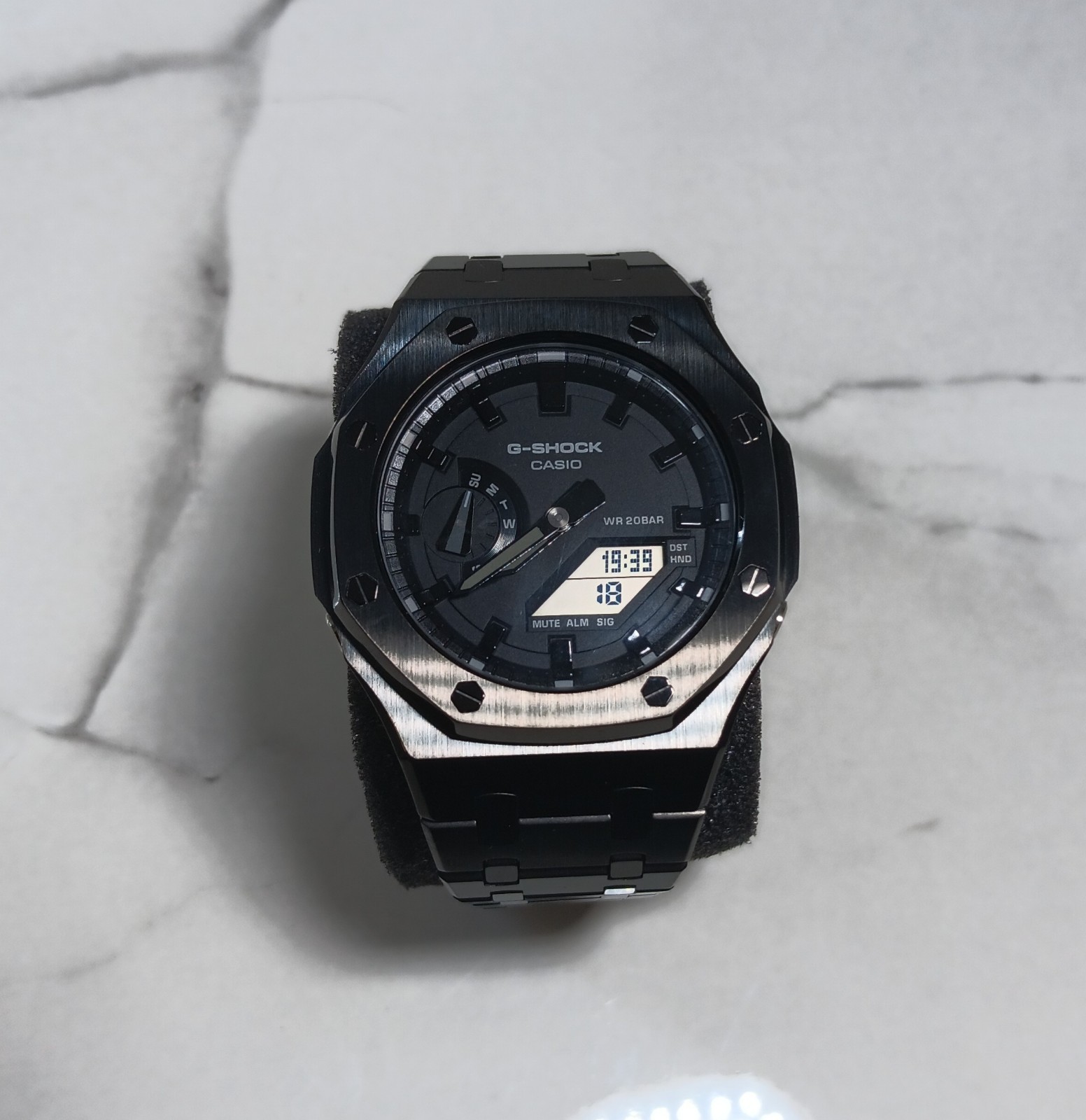 Montre G-Shock custom acier noir brillant : le choix antichoc pour un look habillé