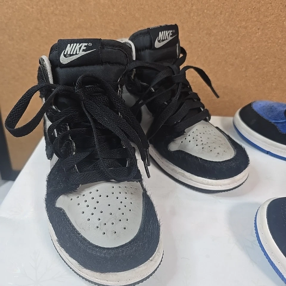 Niños Air Jordan 1 Retro Camisetas Altas Lote De 2 Negro/Gris y Azul/Negro 11c Foto 2 de 4