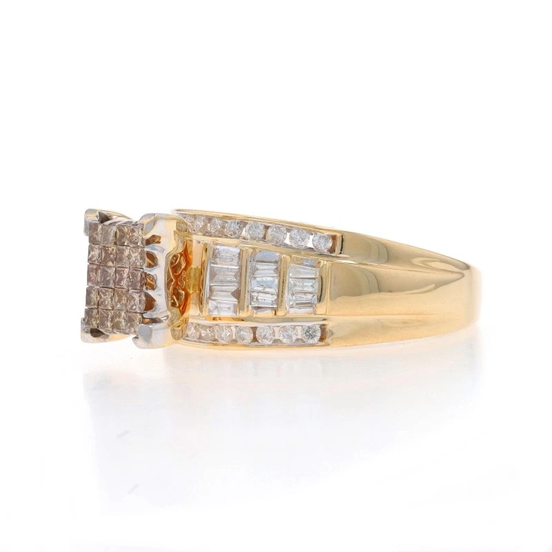 Anillo de cóctel con racimo de diamantes de oro amarillo - Baguette princesa 14k redondo 1,00 ctw Foto 3 de 4