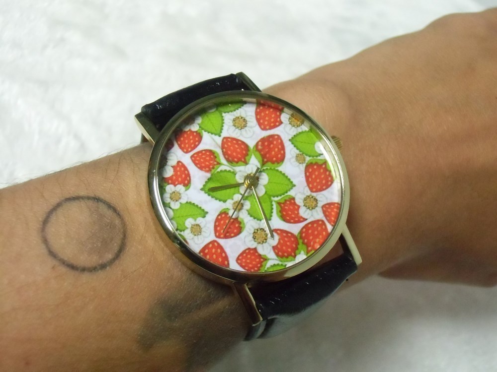 Montre originale fraises strawberries, le cadeau idéal avec son bracelet noir
