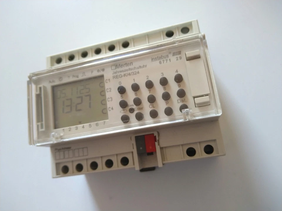 KNX Merten 677029 4-Kanal Jahreszeitschaltuhr REG-K/4/324 Zeitschaltuhr - Bild 2 von 4