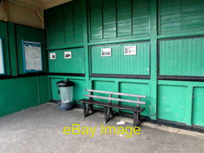 Foto 6x4 Shelter Bank und Mülltonne auf Abergele & Pensarn Eisenbahnstat c2016