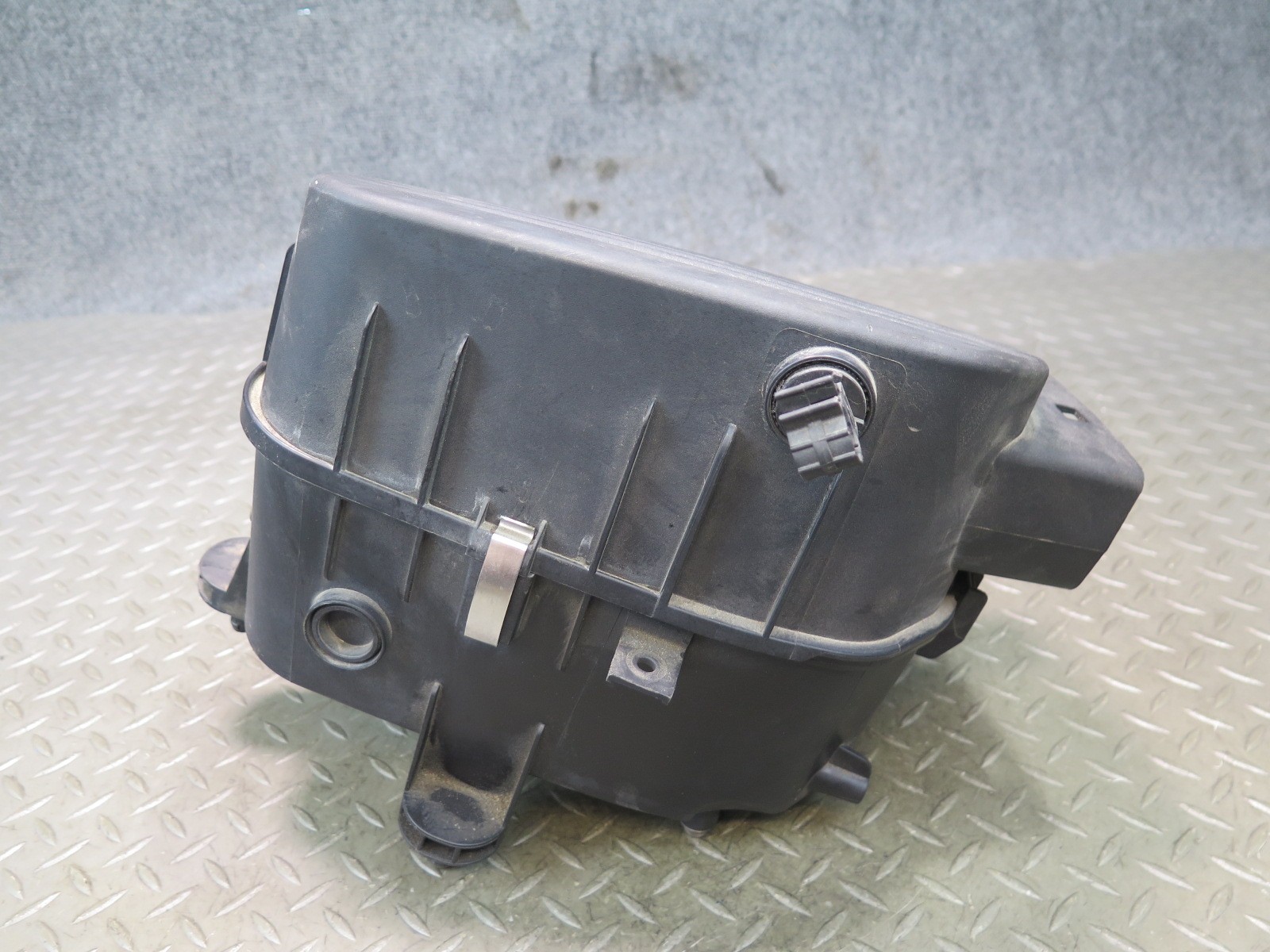 2017-2020 MASERATI LEVANTE M161 LEFT AIR INTAKE CLEANER FILTER BOX 670101257