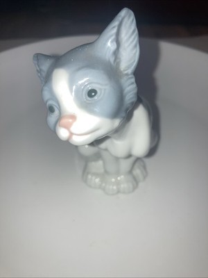 Vintage 1981 LLADRO #5113 Gray and White Feed me Cat Figurine 5.5'' Tall