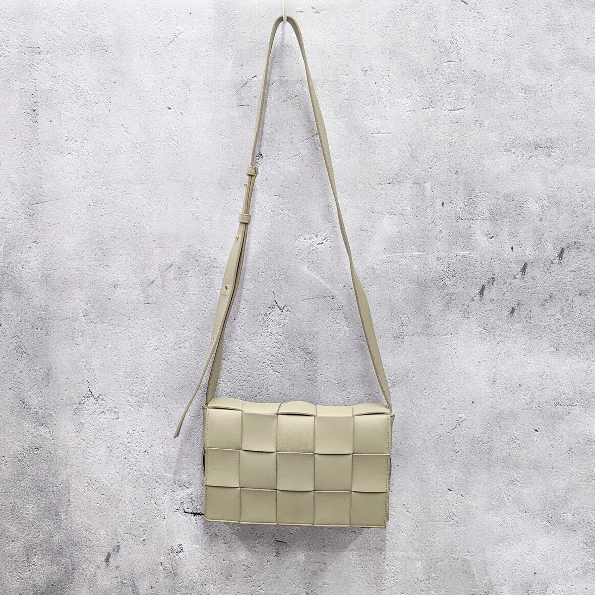 Cassette Leather Shoulder Bag in Beige - Bottega Veneta