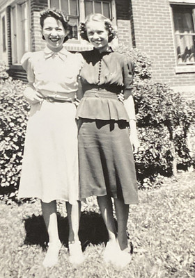 1940s Pretty Girls Happy w/ Big Beautiful Smiles Ladies Original Photo P21f16