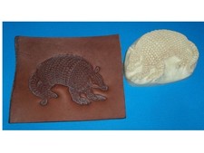 Armadillo Duża skórzana płyta wytłaczana 4" x 2 3/4"