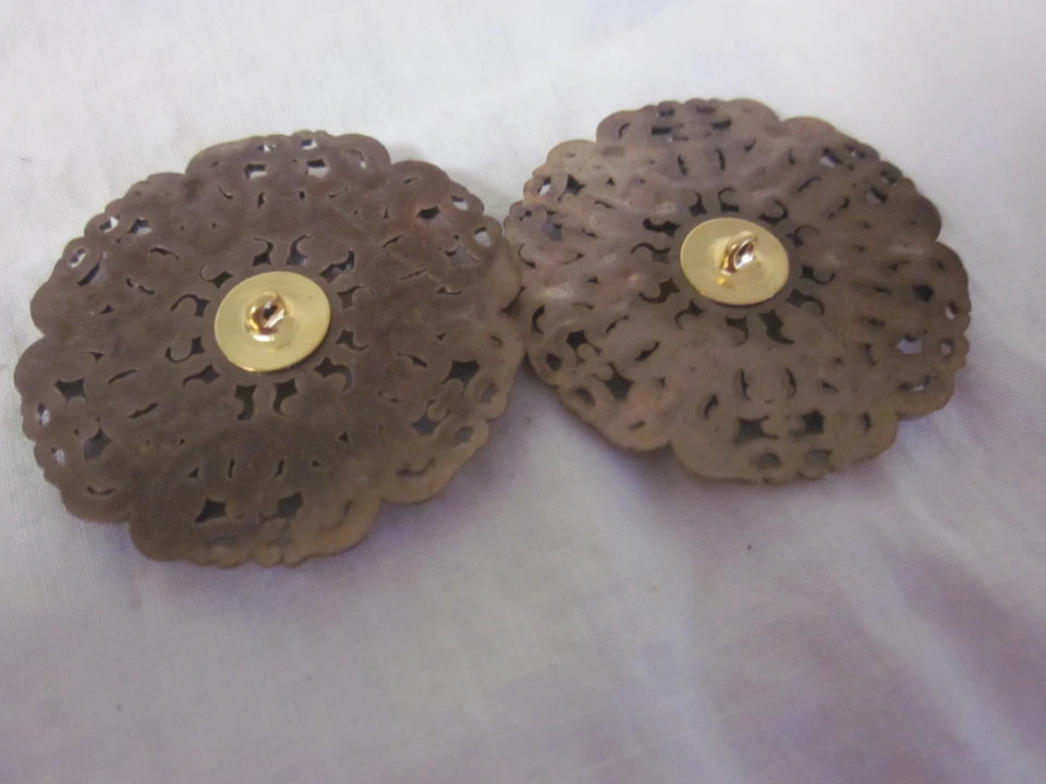 2 pc Large ornate edge yellow carved shell shank buttons New - Image 4 of 4