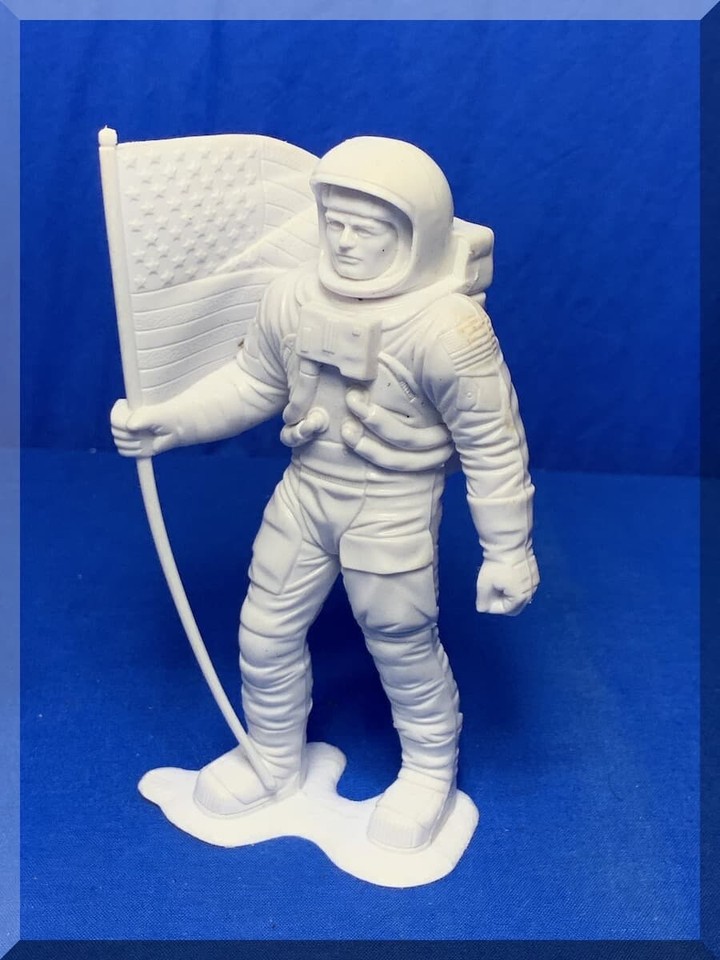 2 VINTAGE 1970 LOUIS MARX 6 INCH WHITE INJECTION MOLDED ASTRONAUTS FREE