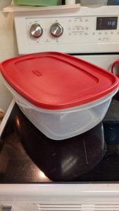 Rubbermaid Food Storage Container 40 Cup Clear Base Red Lid 15"x10"