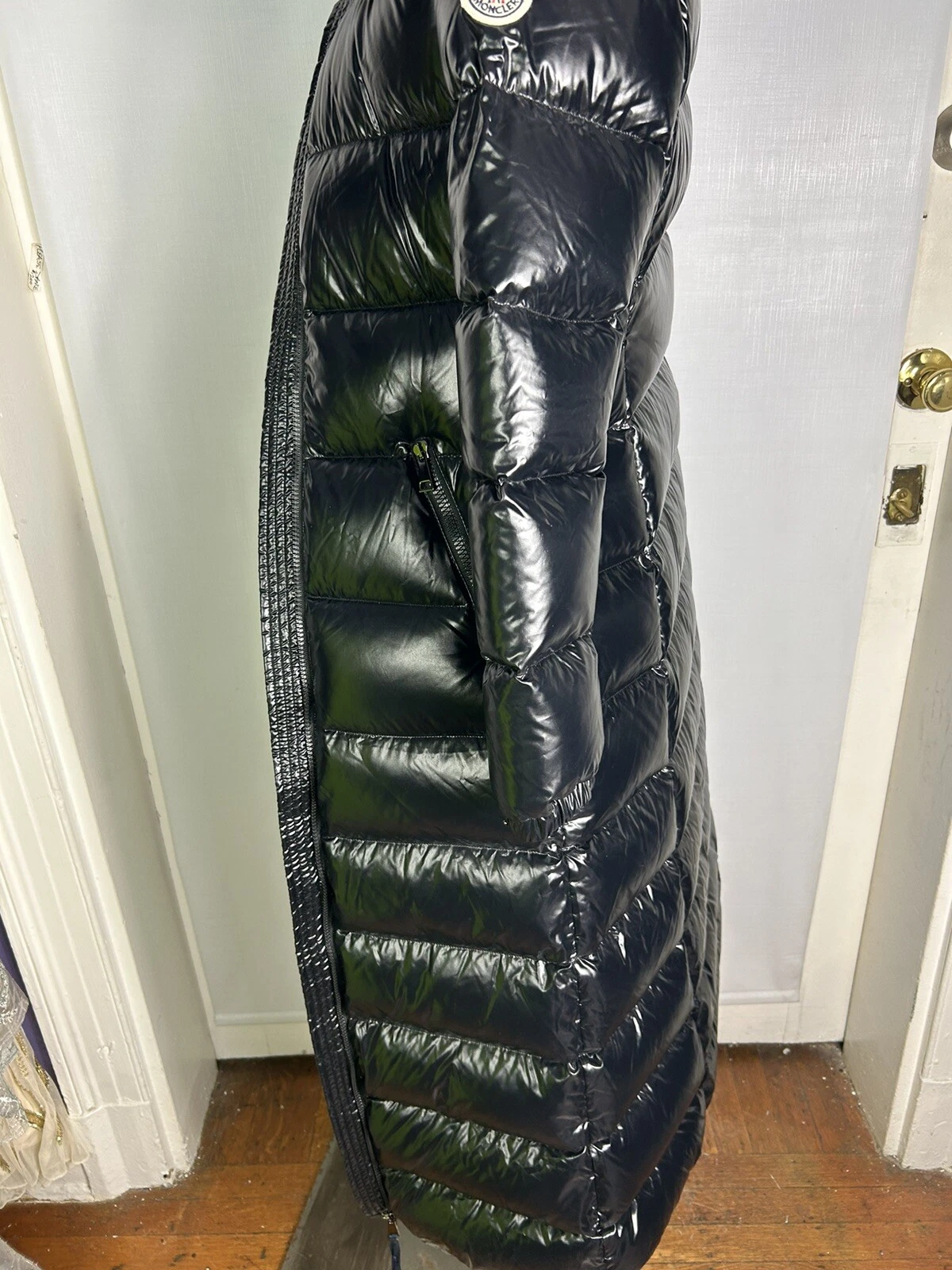 Moncler Moka cappotto imbottito aderente lucido con cappuccio 00