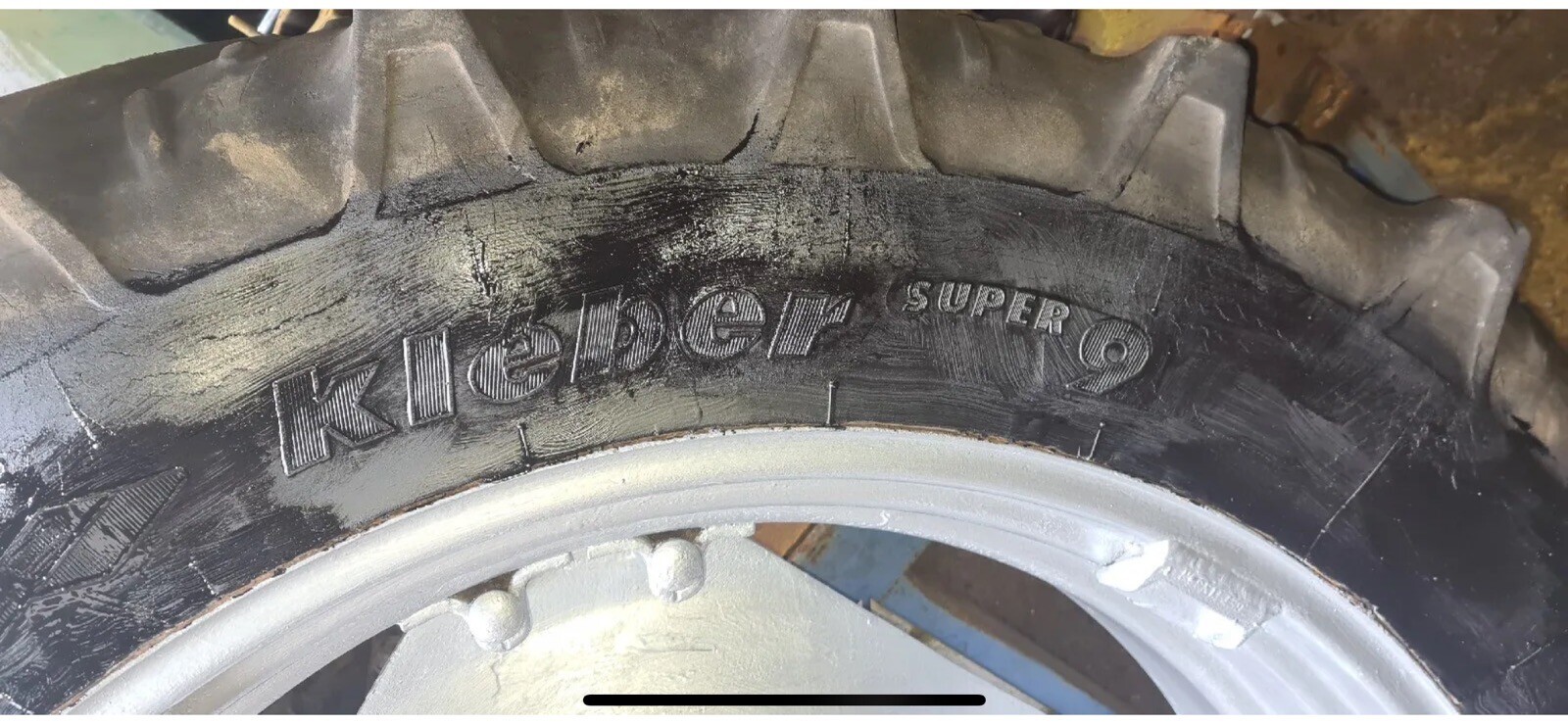 CASE INTERNATIONAL / MASSEY FERGUSON TRACTOR REAR WHEEL AND TYRE. 13.6