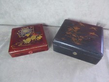 DEUX BOÎTES anciennes, en laque du Japon, à décor d'oiseau.