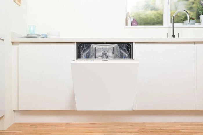 Lavastoviglie a Incasso Scomparsa Totale INDESIT 14 Coperti E Porta con Slide