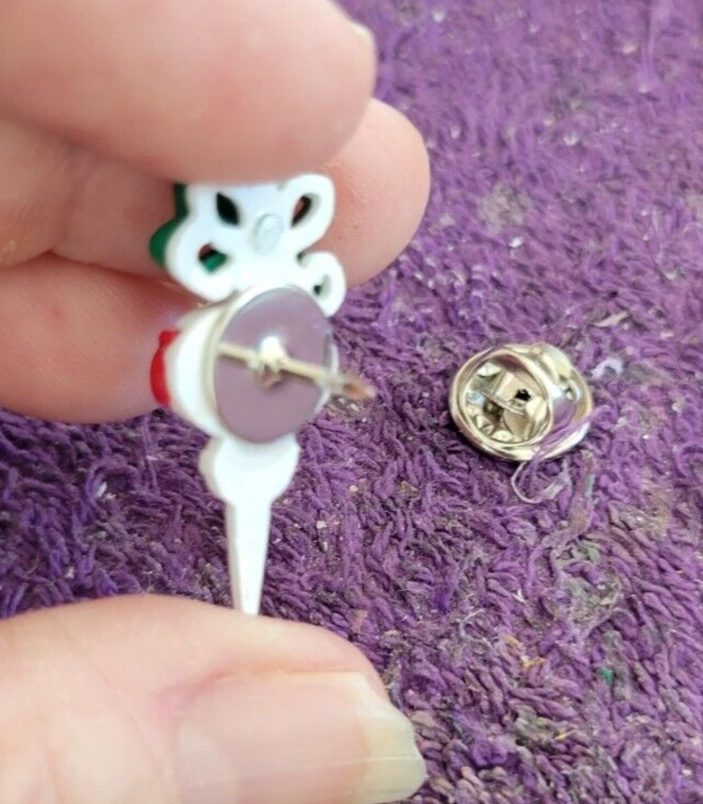 ^ Adorno de árbol de Navidad rojo glaseado corbata tachuela solapa prendedor - ¡Perfecto para la temporada! Foto 4 de 4