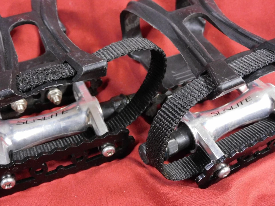 Black / Silver Sunlite 9/16 x 20 Road / MTB Pedals w/ Nylon Toe Clips & Straps - Image 3 of 4