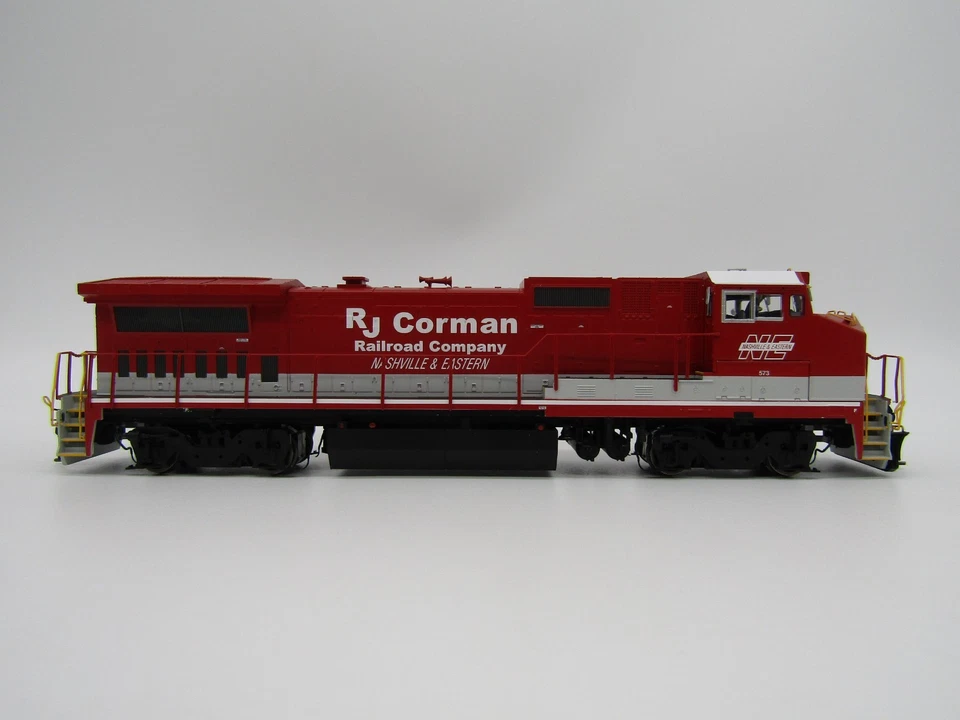 Atlas HO GE Dash 8-40BW Locomotive - NERR (RJ Corman) 573 - Image 3 of 4